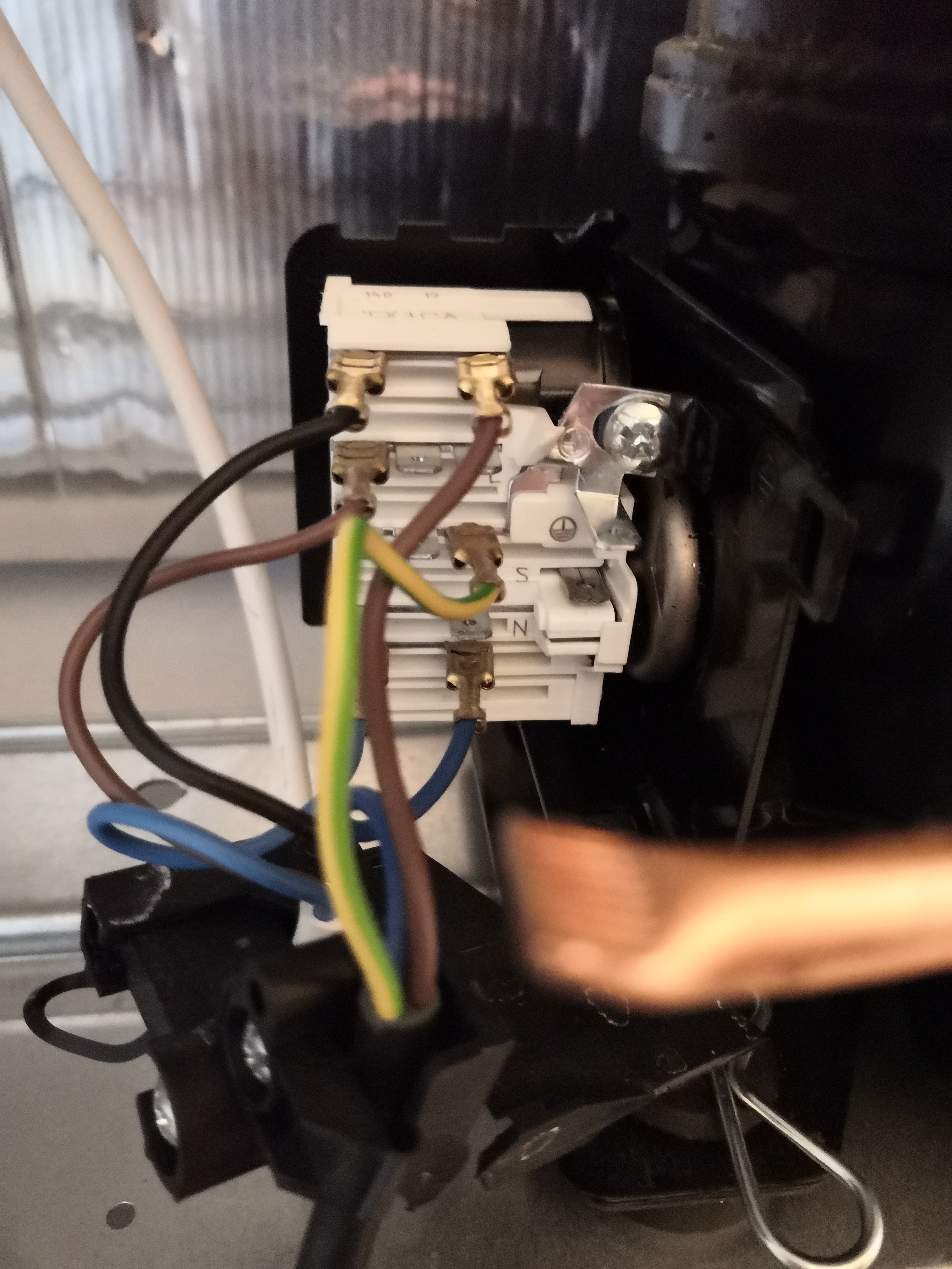 Peut On Brancher Un Frigo Sur Une Prise Normale Conseils Électroménager Fils réfrigérateur Whirlpool BLF 8001OX débranchés